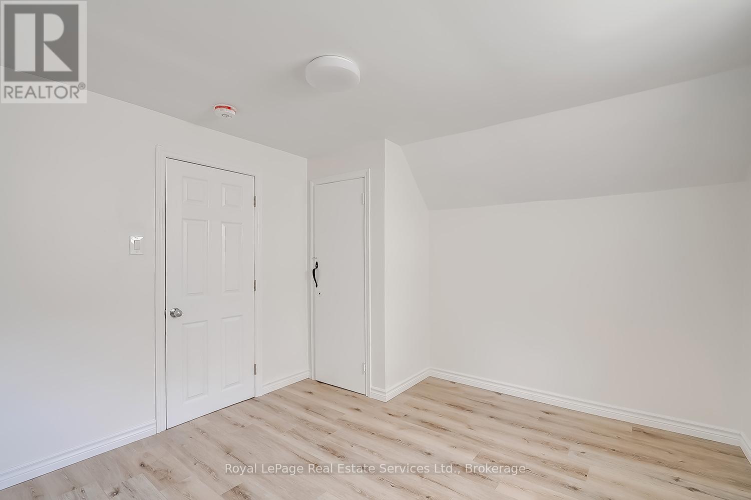 












MAIN - 235 EAST 21ST STREET

,
Hamilton (Eastmount),




Ontario
L8V2T6

