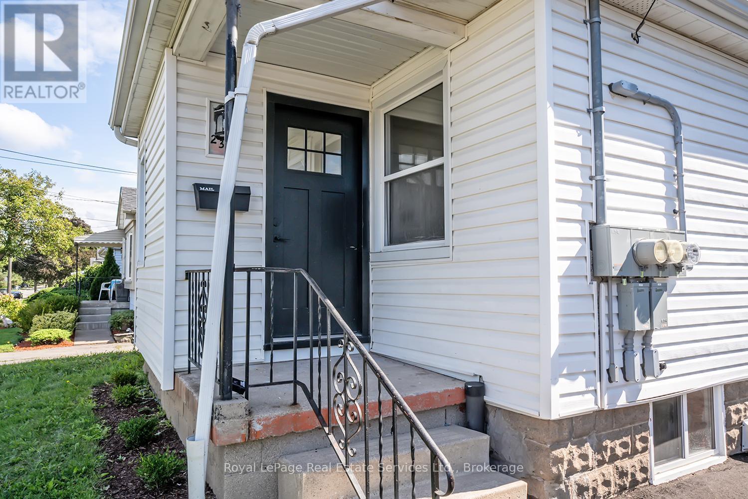 












MAIN - 235 EAST 21ST STREET

,
Hamilton (Eastmount),




Ontario
L8V2T6

