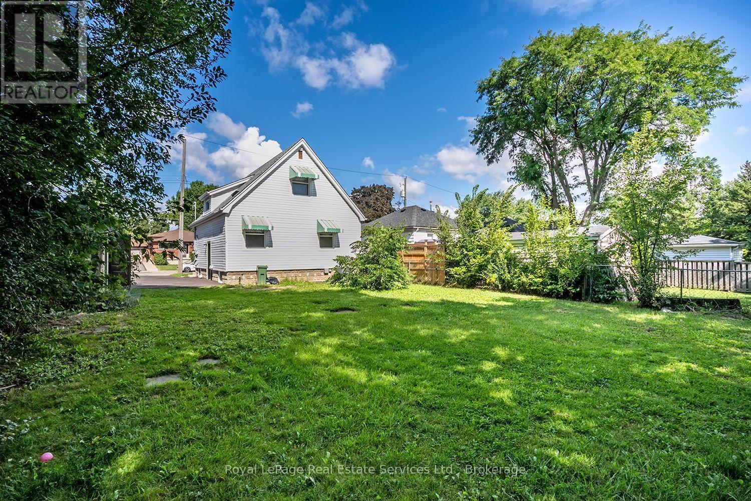 












MAIN - 235 EAST 21ST STREET

,
Hamilton (Eastmount),




Ontario
L8V2T6

