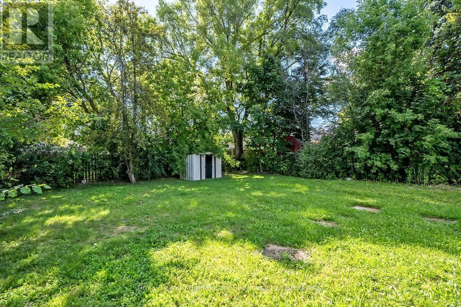












MAIN - 235 EAST 21ST STREET

,
Hamilton (Eastmount),




Ontario
L8V2T6


