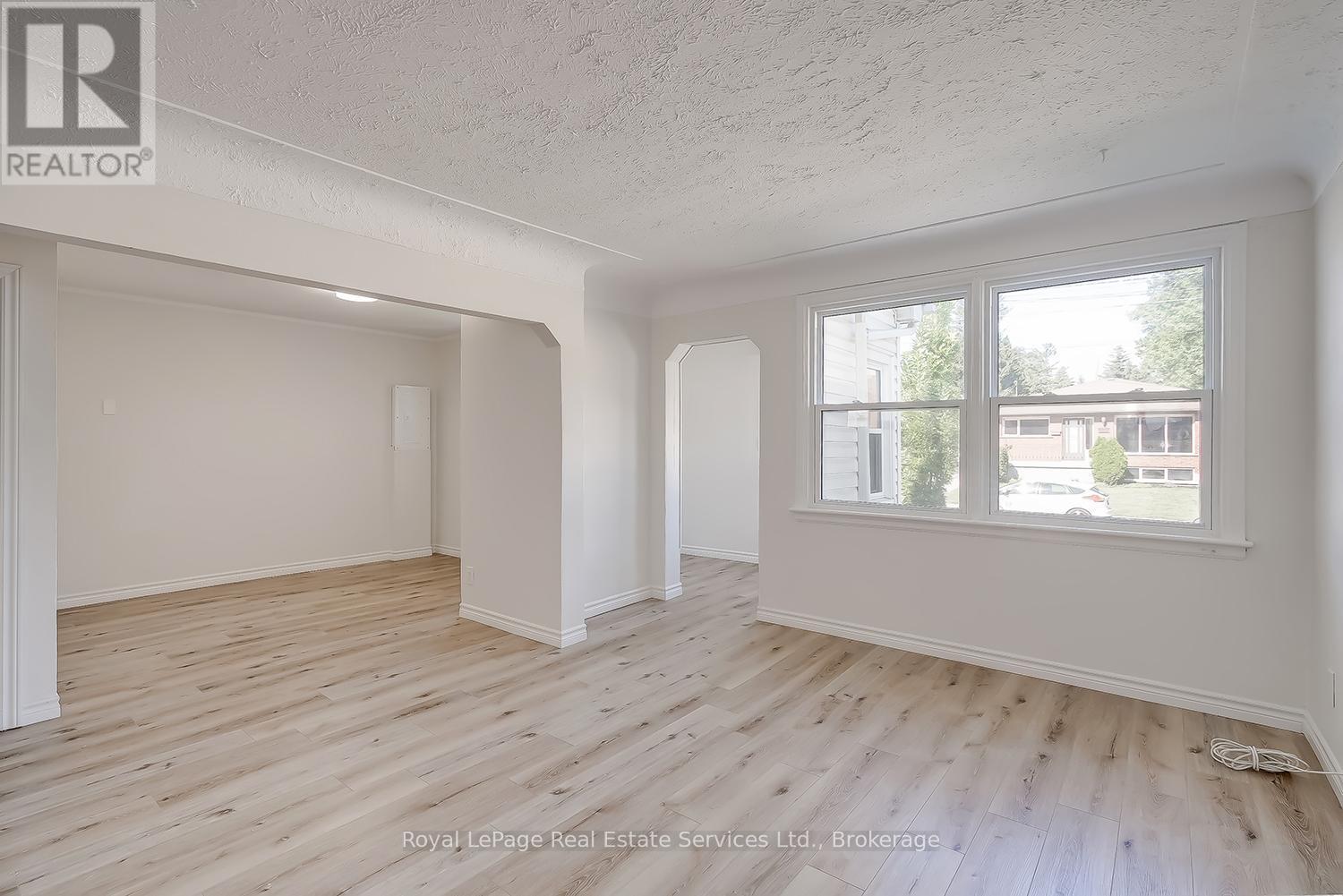 












MAIN - 235 EAST 21ST STREET

,
Hamilton (Eastmount),




Ontario
L8V2T6


