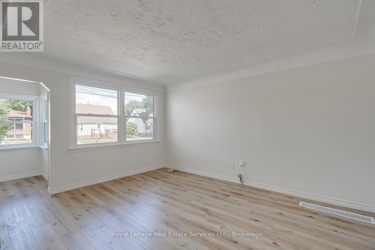 












MAIN - 235 EAST 21ST STREET

,
Hamilton (Eastmount),




Ontario
L8V2T6

