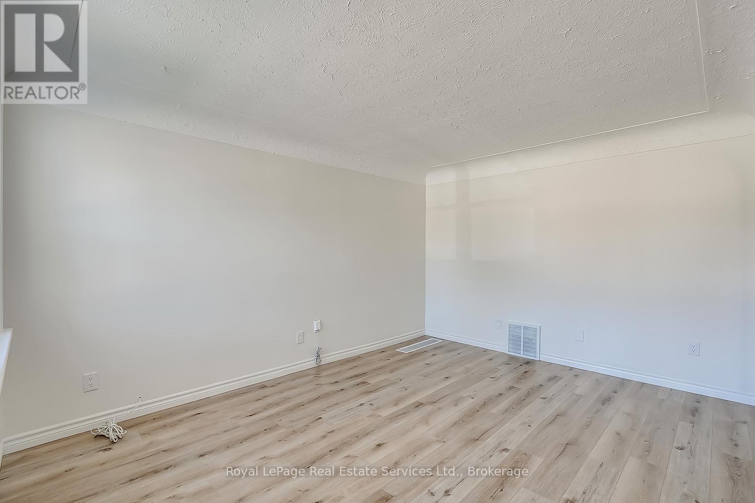 












MAIN - 235 EAST 21ST STREET

,
Hamilton (Eastmount),




Ontario
L8V2T6

