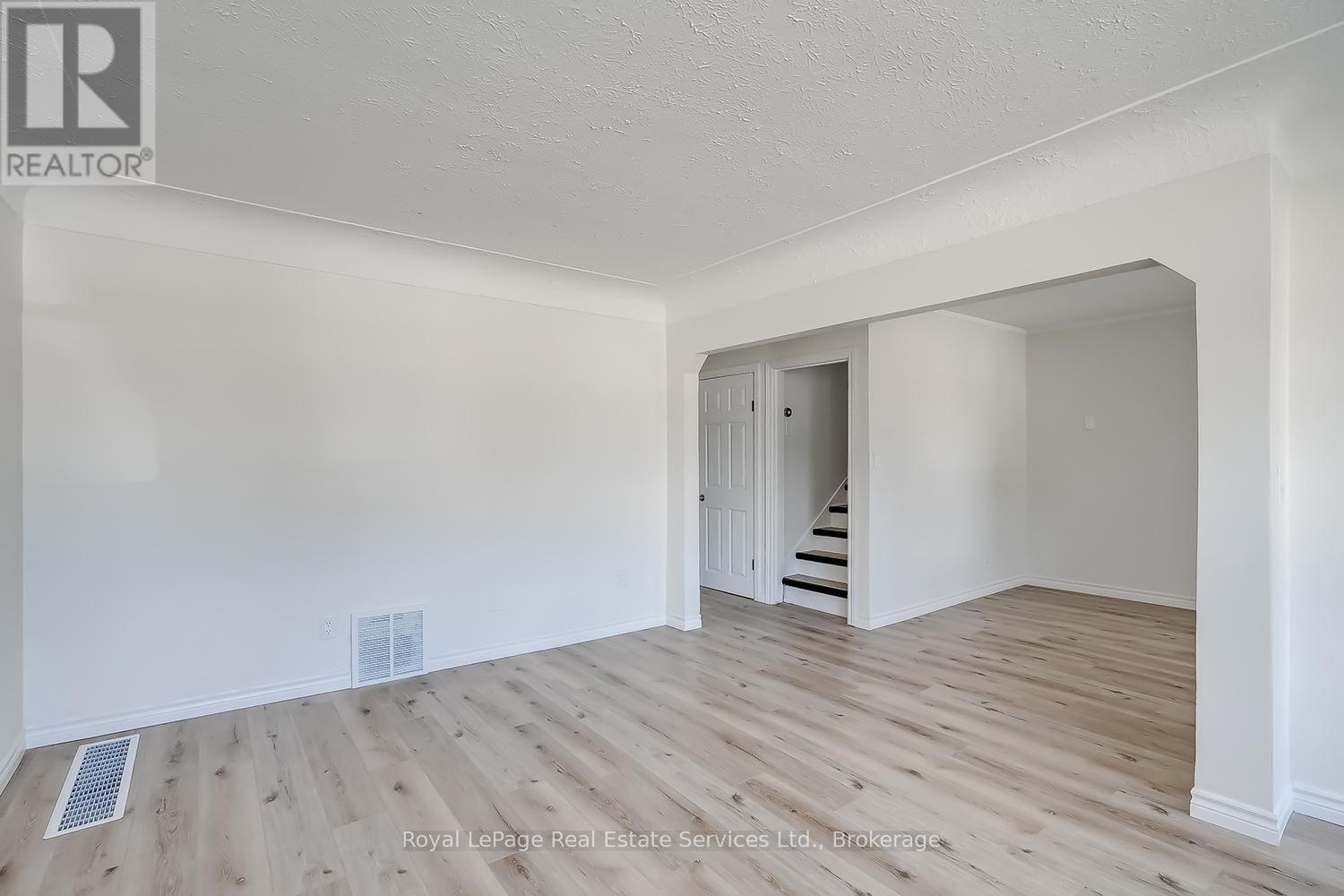 












MAIN - 235 EAST 21ST STREET

,
Hamilton (Eastmount),




Ontario
L8V2T6

