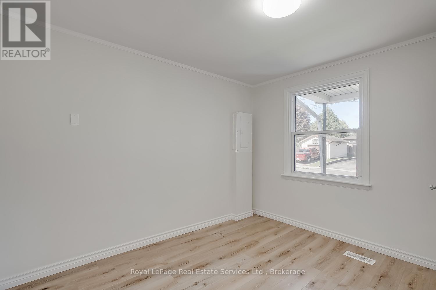 












MAIN - 235 EAST 21ST STREET

,
Hamilton (Eastmount),




Ontario
L8V2T6

