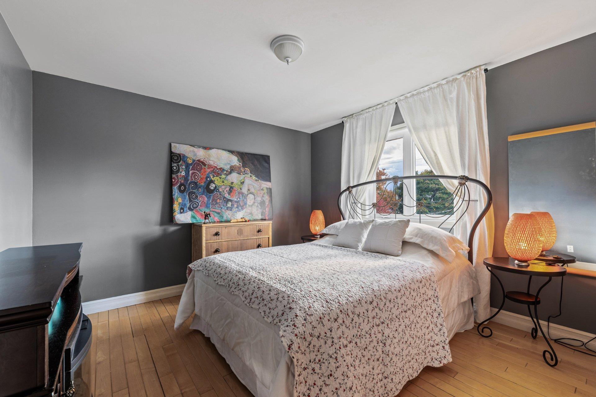 









418


Rue de Grenoble

,
Sainte-Julie,




QC
J3E1A3

