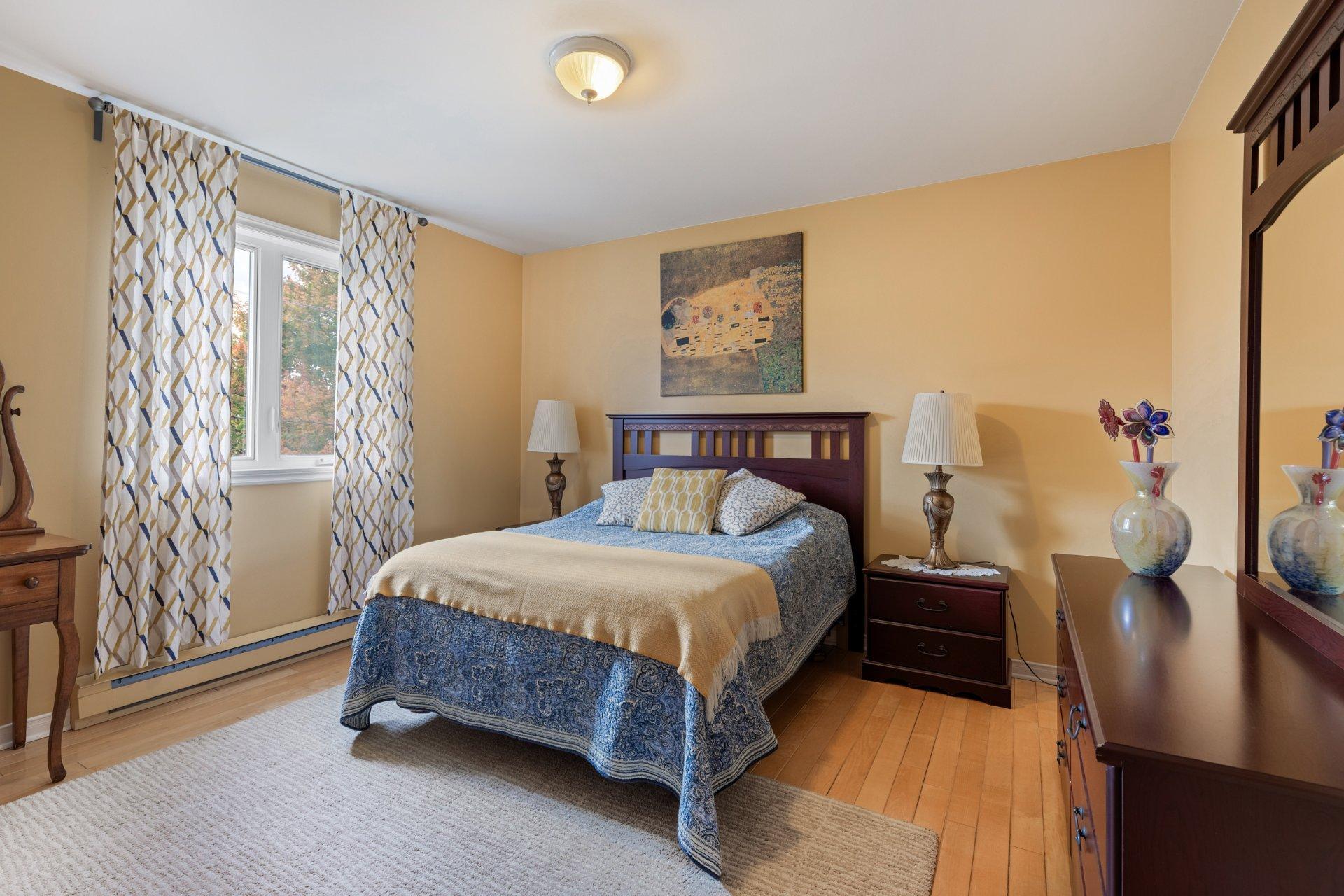 









418


Rue de Grenoble

,
Sainte-Julie,




QC
J3E1A3

