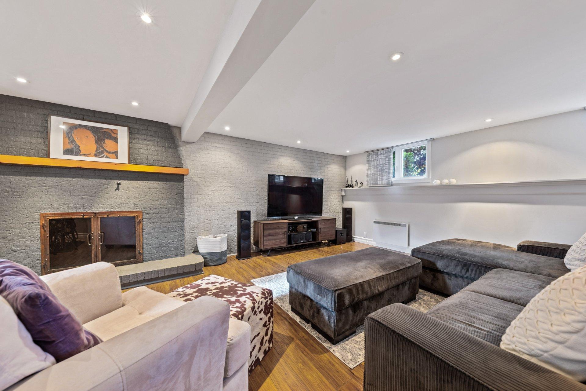 









418


Rue de Grenoble

,
Sainte-Julie,




QC
J3E1A3

