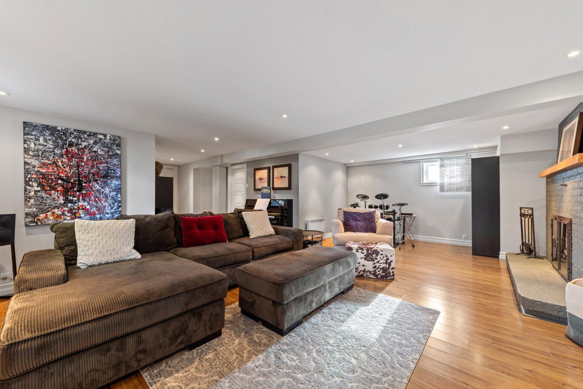 









418


Rue de Grenoble

,
Sainte-Julie,




QC
J3E1A3

