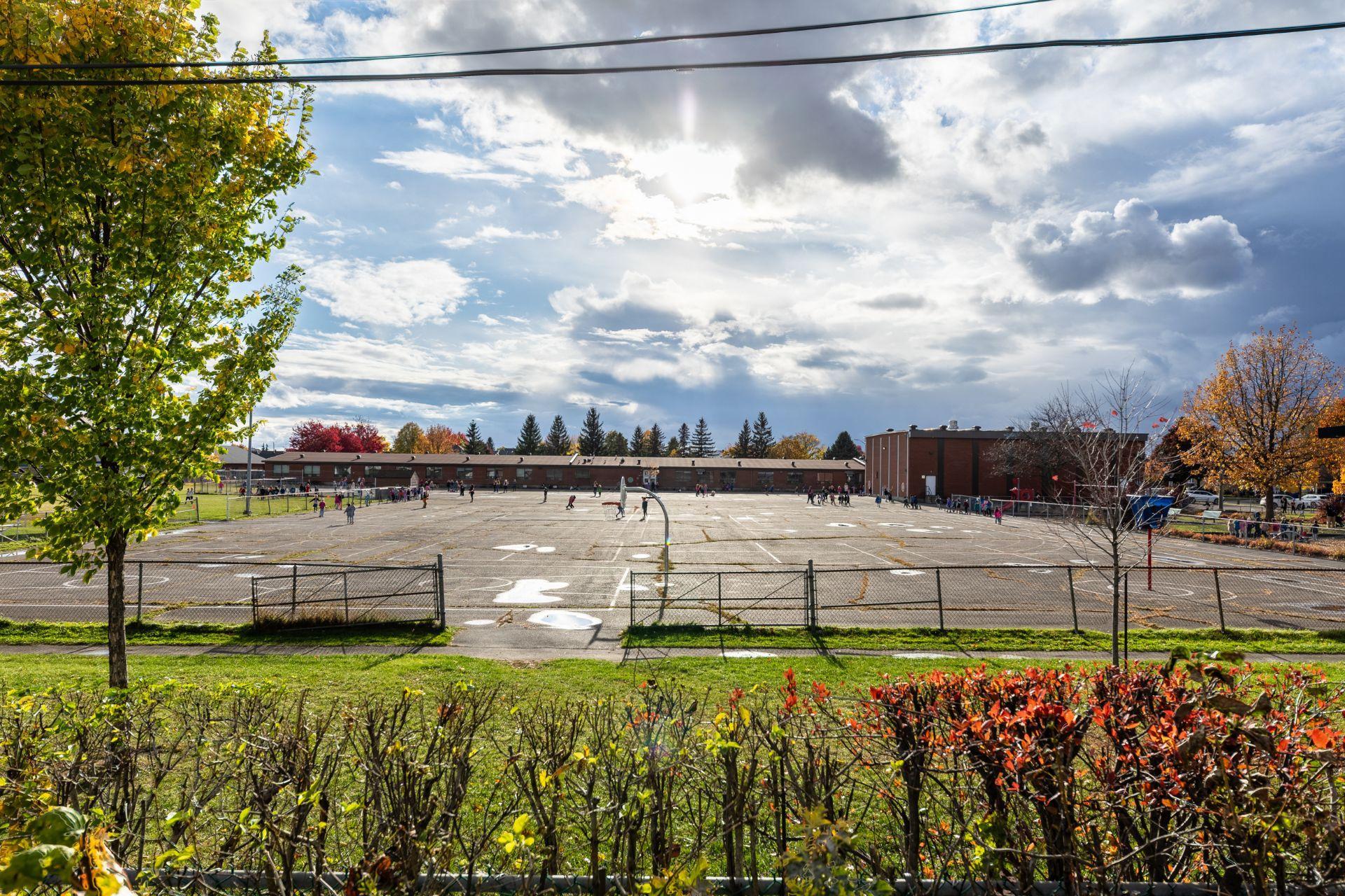 









418


Rue de Grenoble

,
Sainte-Julie,




QC
J3E1A3

