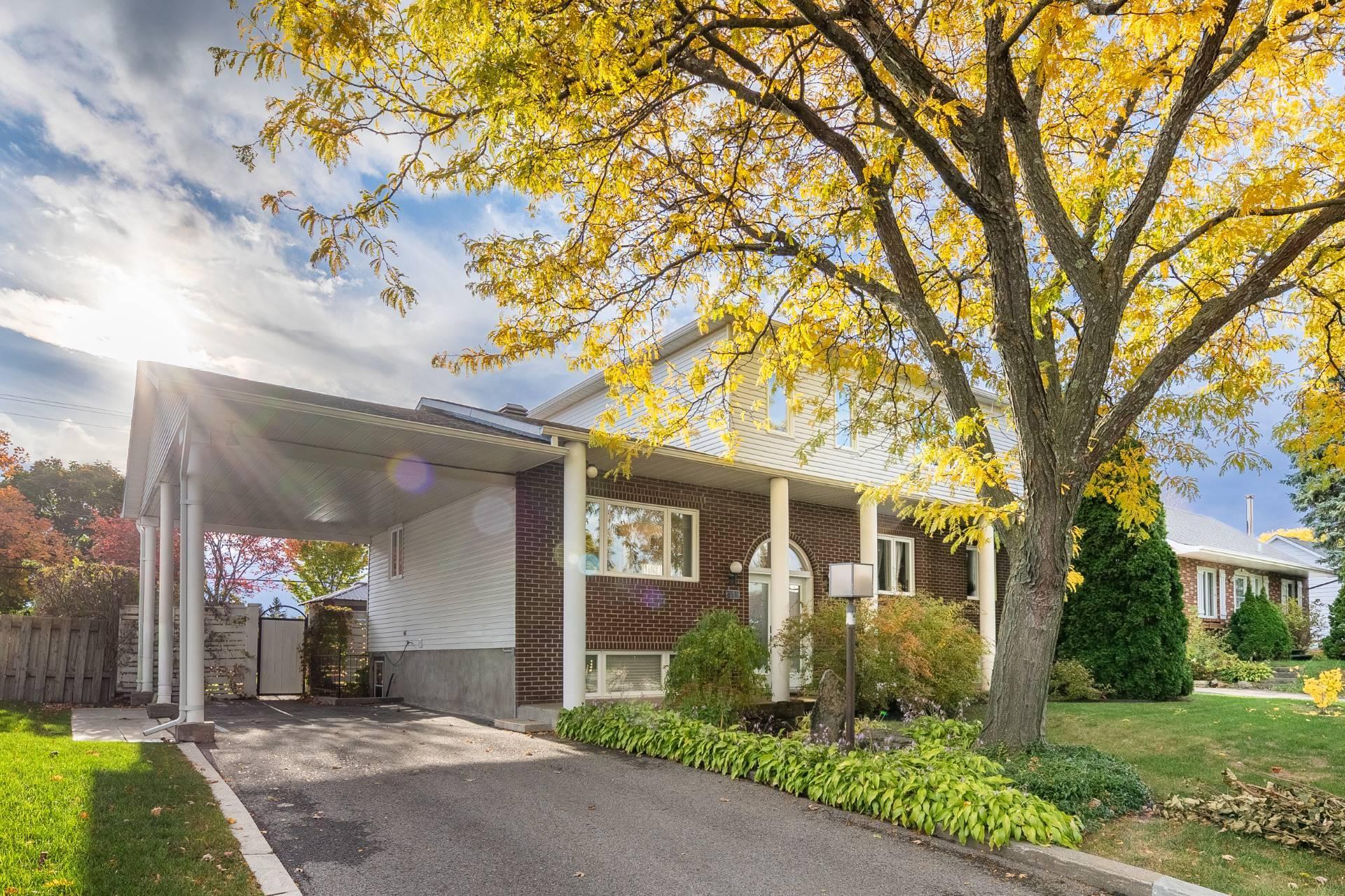 









418


Rue de Grenoble

,
Sainte-Julie,




QC
J3E1A3

