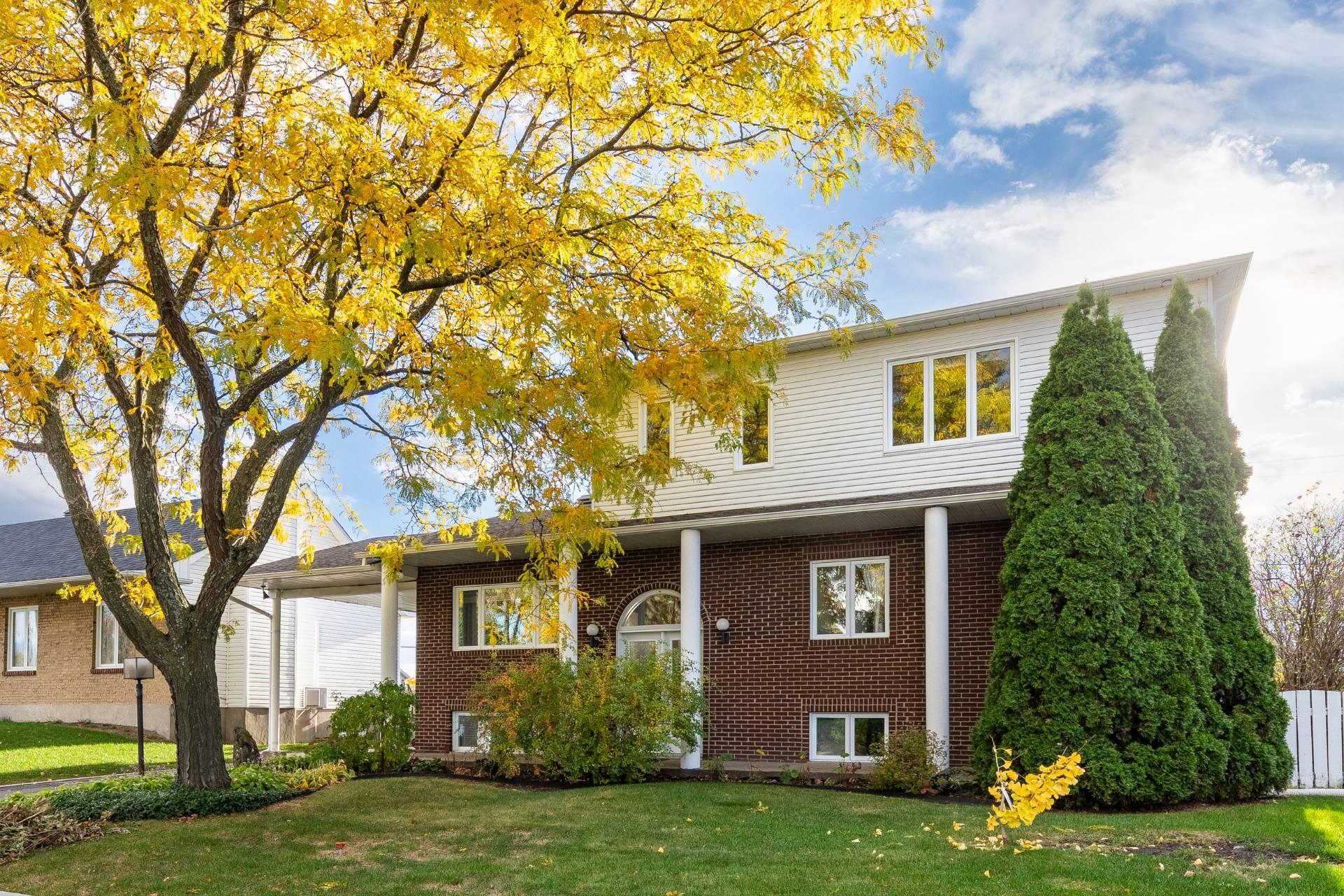 









418


Rue de Grenoble

,
Sainte-Julie,




QC
J3E1A3

