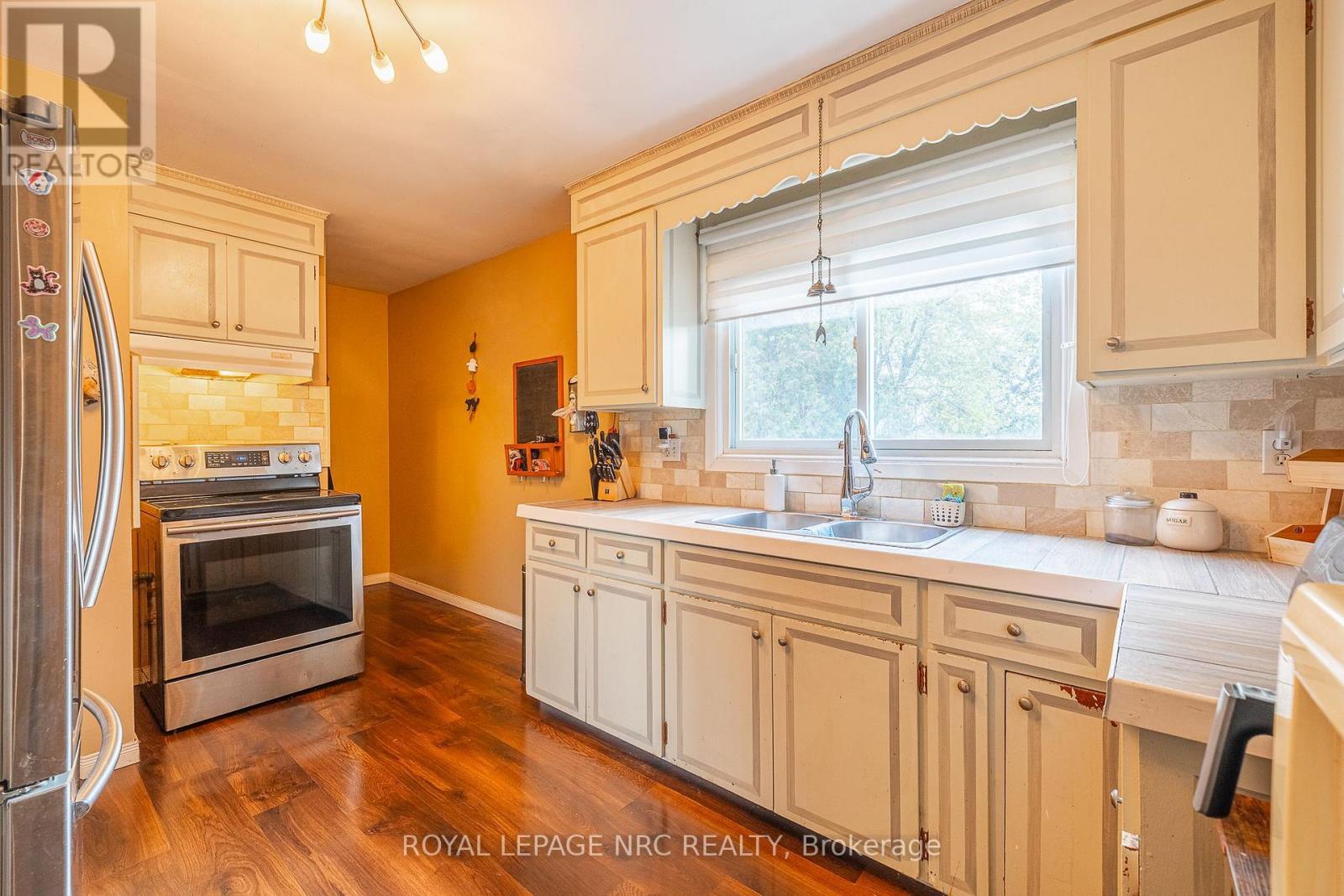 












81 PELHAM RD ROAD

,
St. Catharines (Western Hill),




Ontario
L2S1S3

