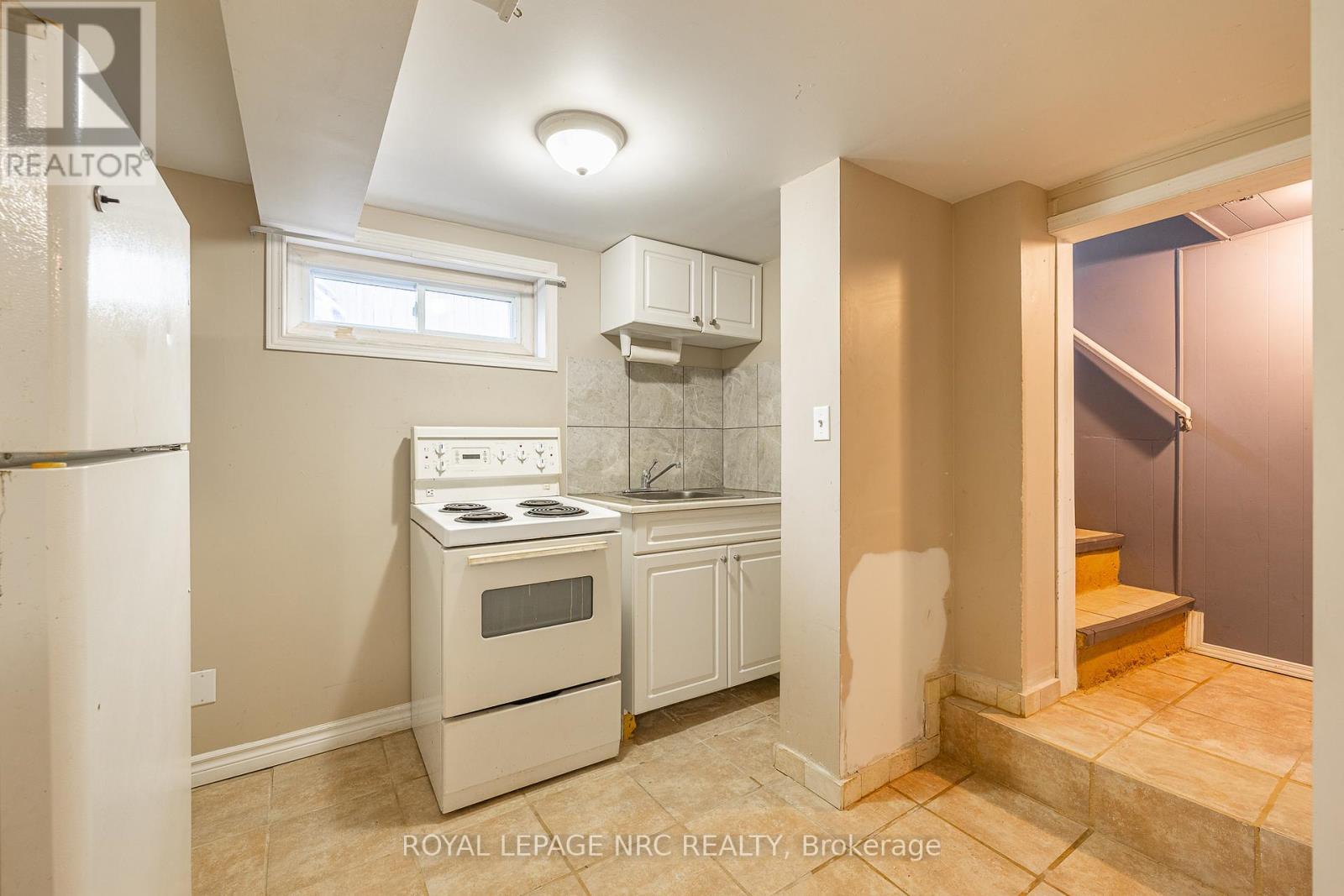 












81 PELHAM RD ROAD

,
St. Catharines (Western Hill),




Ontario
L2S1S3

