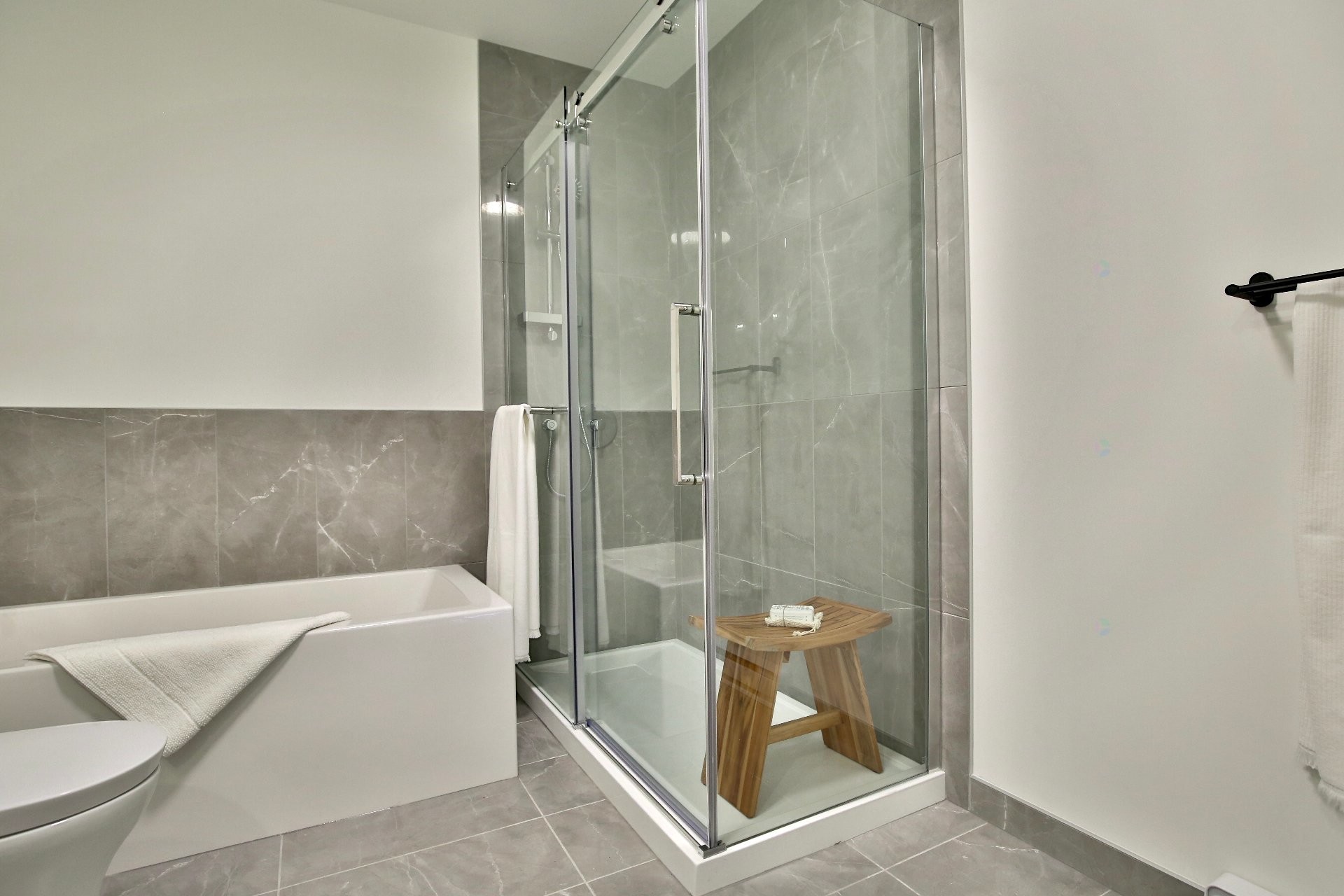 









2100


Rue Benoit

, 213,
Saint-Bruno-de-Montarville,




QC
J3V6N5

