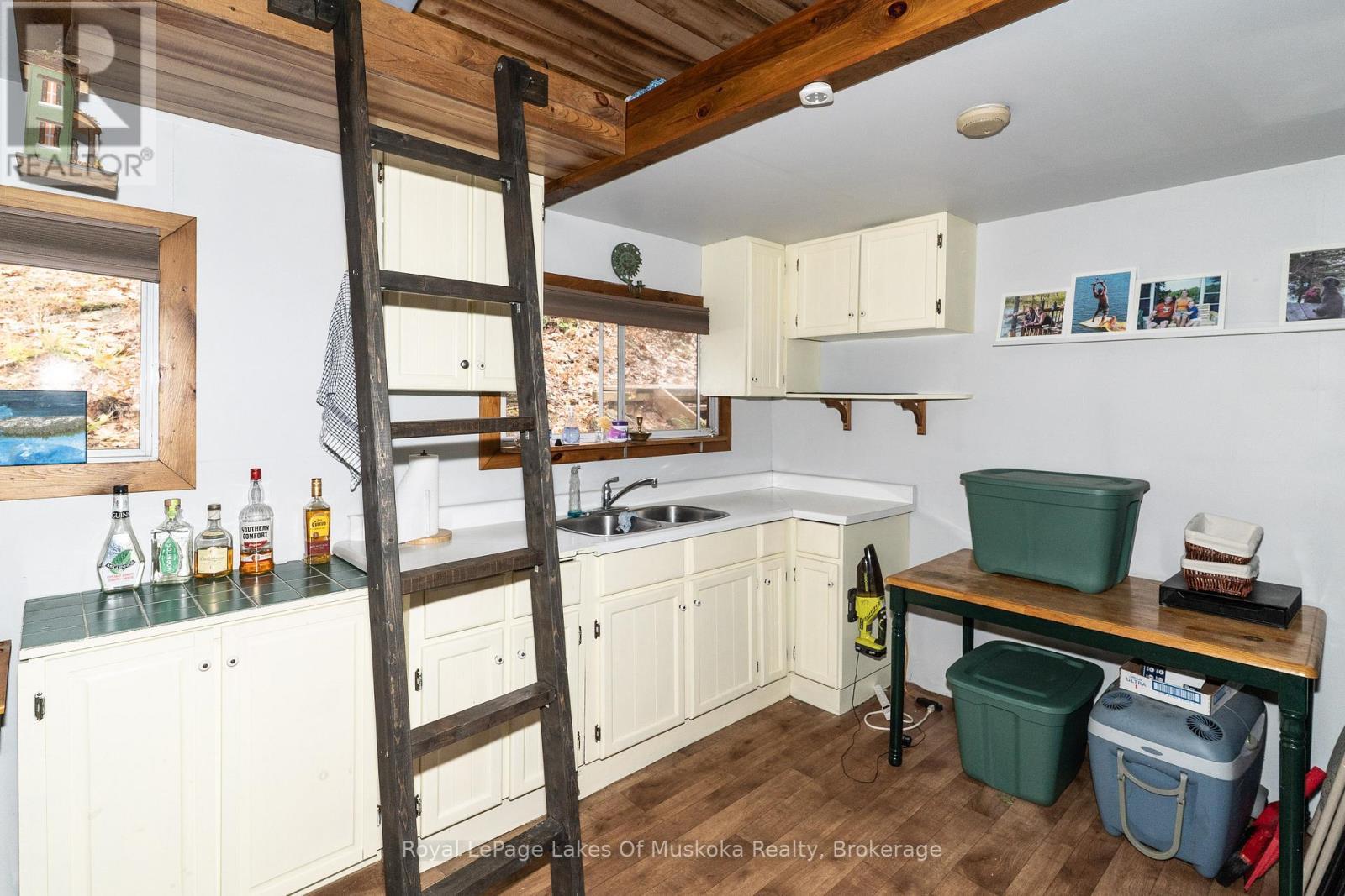 












1 - 1060 SKELETON LAKE 3 ROAD

,
Muskoka Lakes (Watt),




Ontario
P0B1M0

