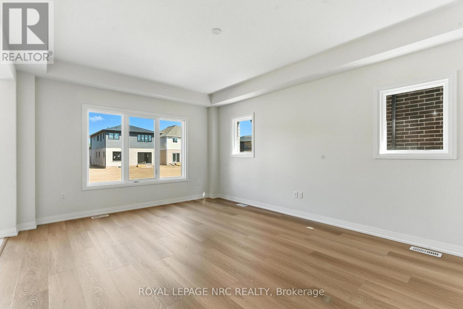 












1022 KRAFT ROAD N

,
Fort Erie (Crescent Park),




Ontario
L2A4M4

