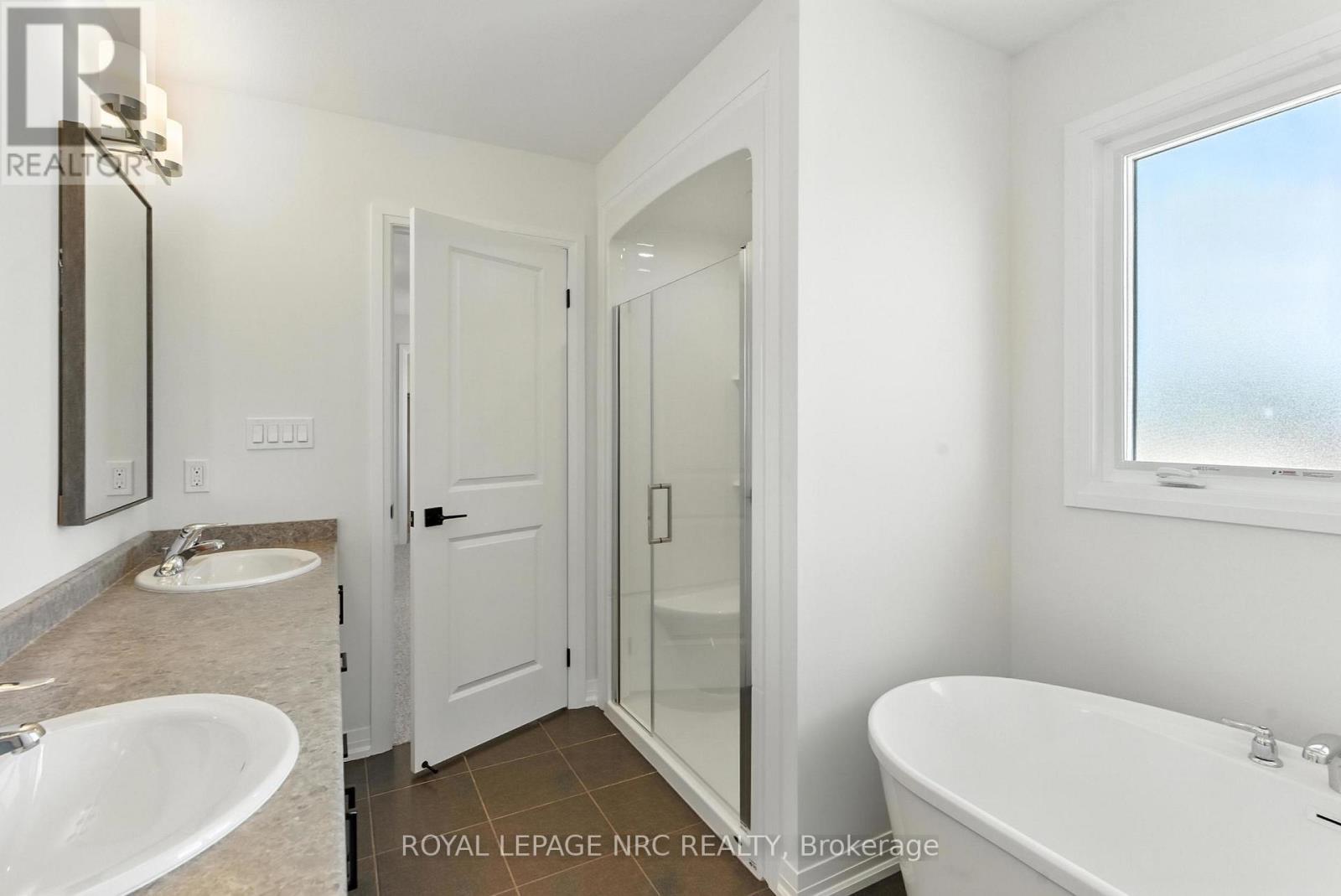 












1022 KRAFT ROAD N

,
Fort Erie (Crescent Park),




Ontario
L2A4M4

