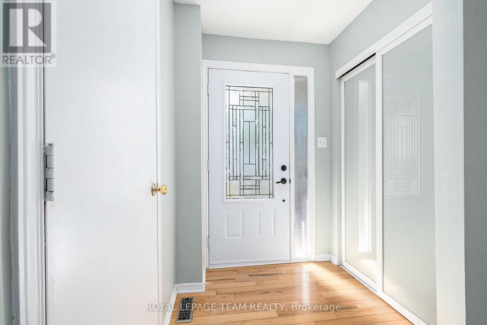 












93 ROYAL OAK COURT

,
Ottawa,




Ontario
K1T3N9

