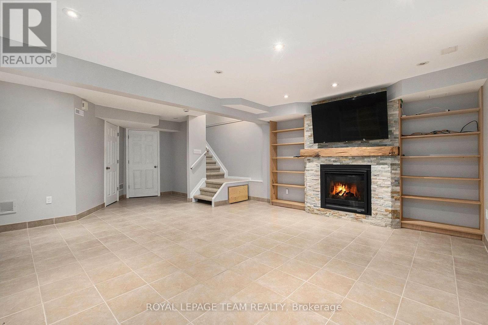 












93 ROYAL OAK COURT

,
Ottawa,




Ontario
K1T3N9

