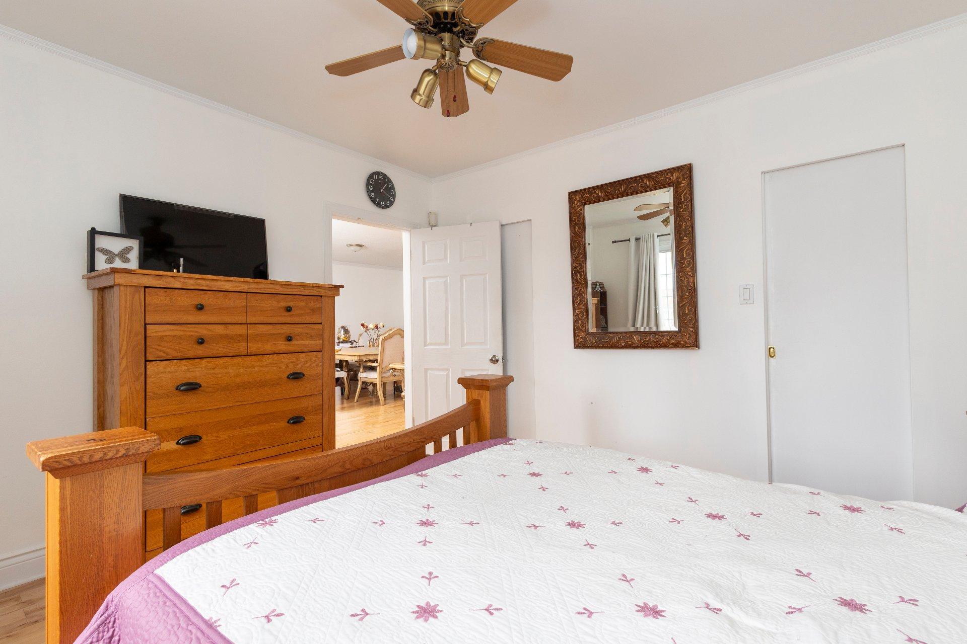 









12055


Av. Éthier

,
Montréal (Montréal-Nord),




QC
H1H3H8

