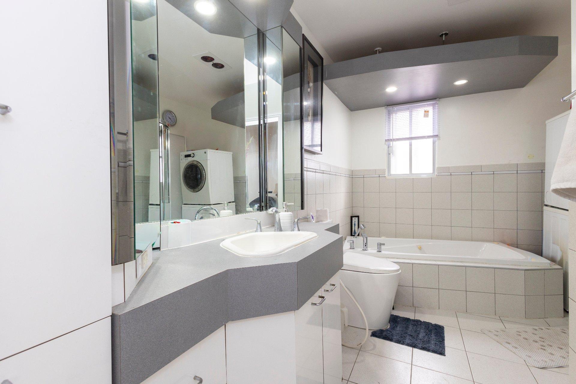 









12055


Av. Éthier

,
Montréal (Montréal-Nord),




QC
H1H3H8

