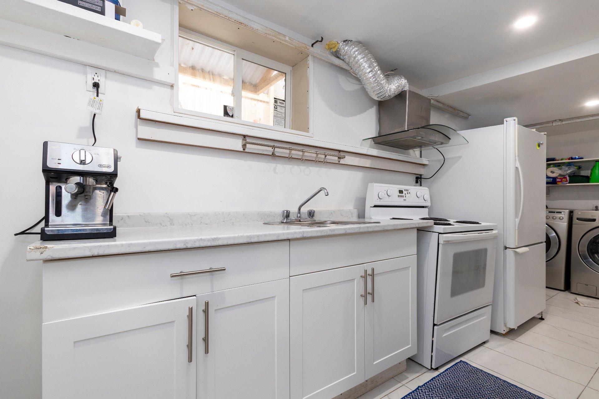 









12055


Av. Éthier

,
Montréal (Montréal-Nord),




QC
H1H3H8

