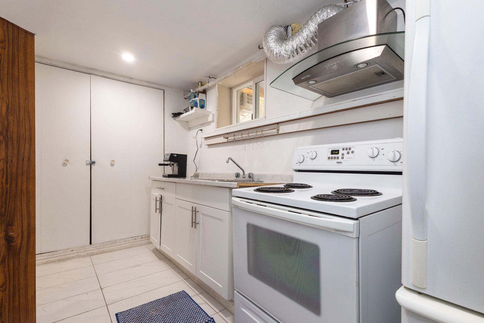 









12055


Av. Éthier

,
Montréal (Montréal-Nord),




QC
H1H3H8

