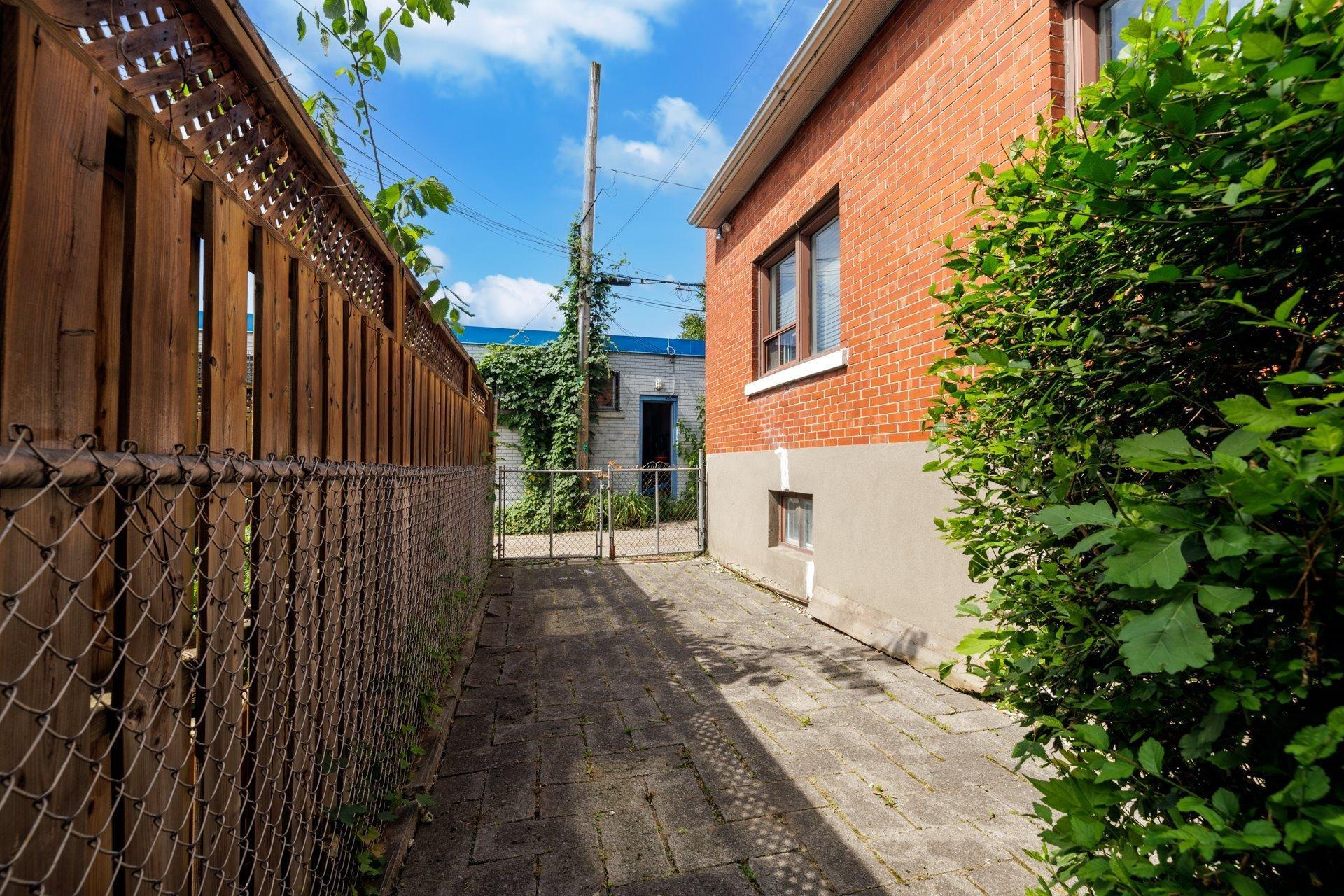 









2180

 - 2182


Av. de Melrose

,
Montréal (Côte-des-Neiges/Notre-Dame-de-Grâce),




QC
H4A2R8

