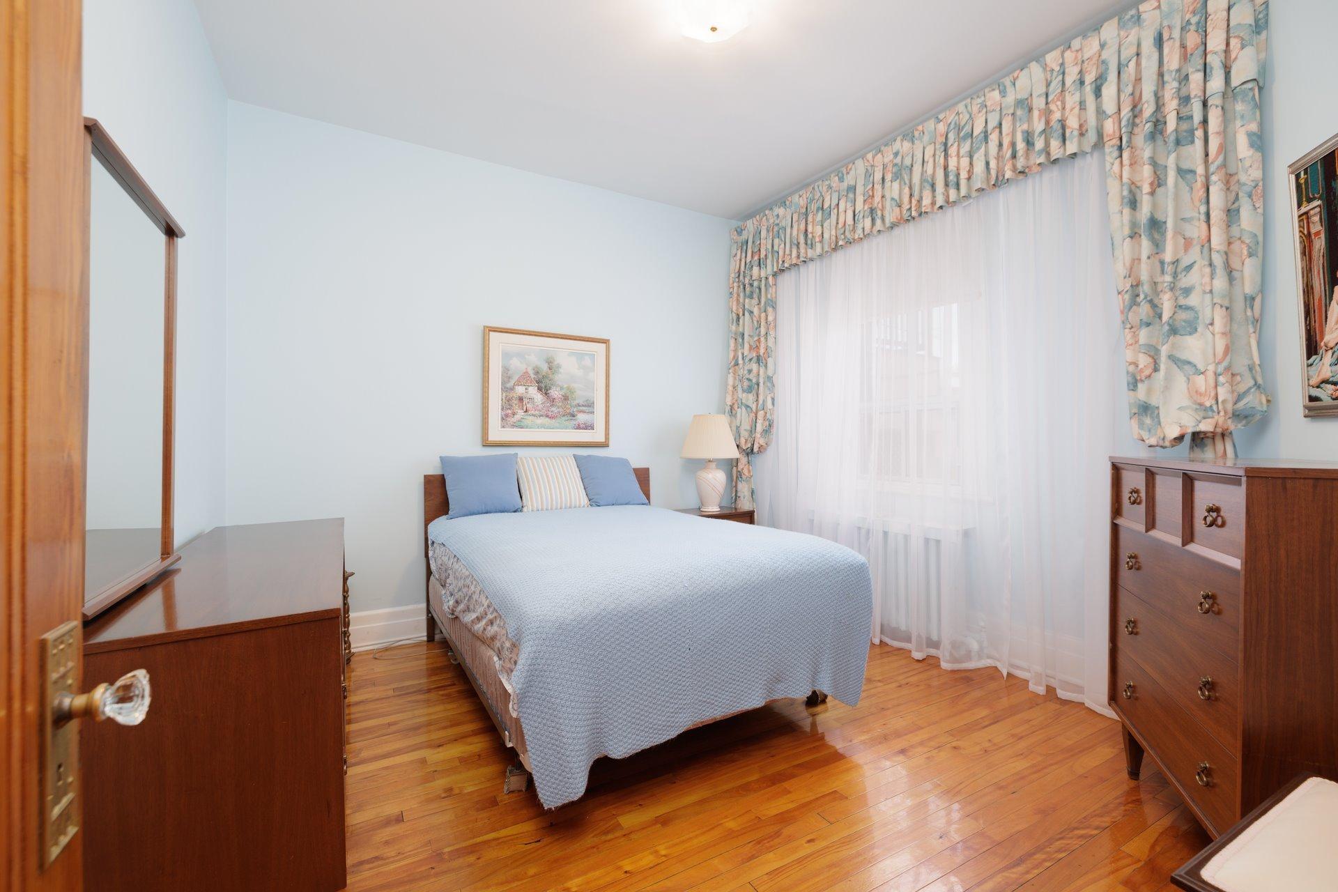 









2180

 - 2182


Av. de Melrose

,
Montréal (Côte-des-Neiges/Notre-Dame-de-Grâce),




QC
H4A2R8

