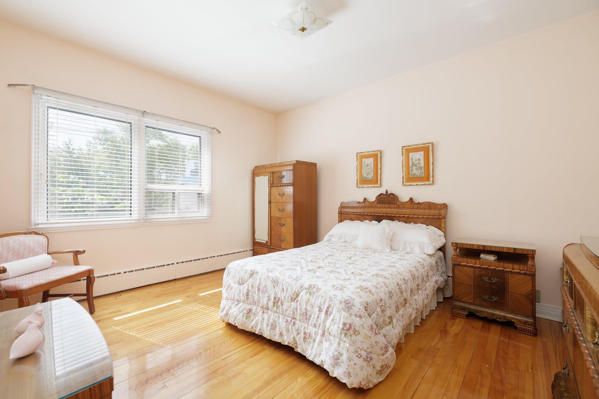 









2180

 - 2182


Av. de Melrose

,
Montréal (Côte-des-Neiges/Notre-Dame-de-Grâce),




QC
H4A2R8

