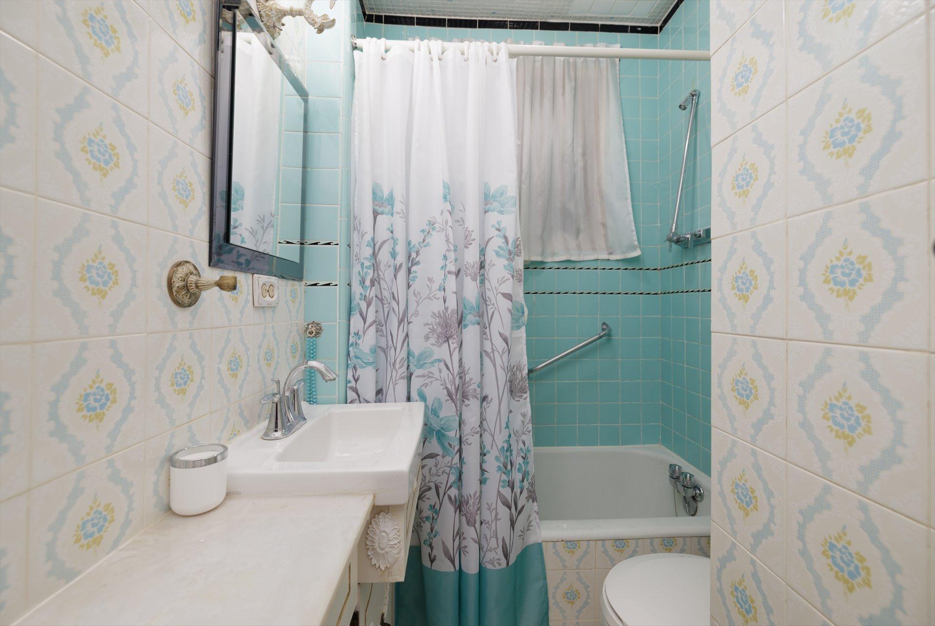 









2180

 - 2182


Av. de Melrose

,
Montréal (Côte-des-Neiges/Notre-Dame-de-Grâce),




QC
H4A2R8

