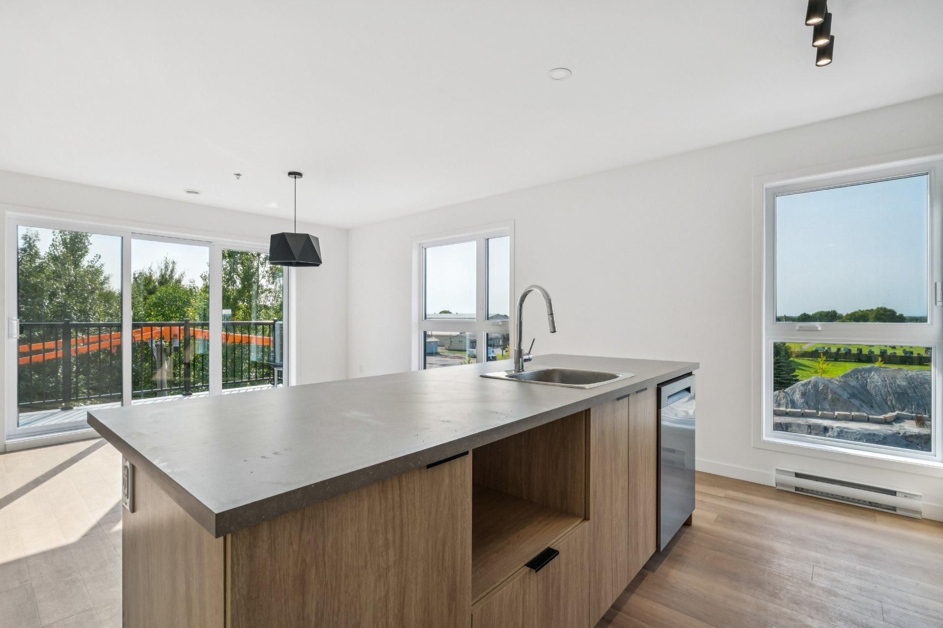 









4955


Rue des Ormes

, 2404,
Contrecoeur,




QC
J0L1C0

