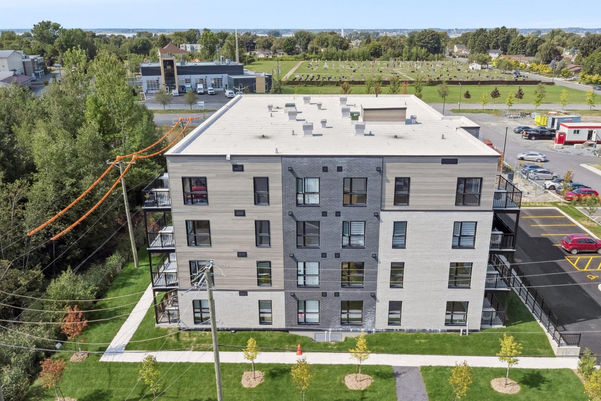 









4955


Rue des Ormes

, 2404,
Contrecoeur,




QC
J0L1C0

