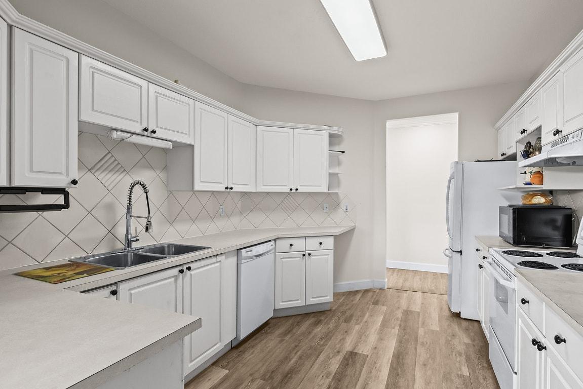 









1940


Richter

Street, 203,
Kelowna,




BC
V1Y 2N2

