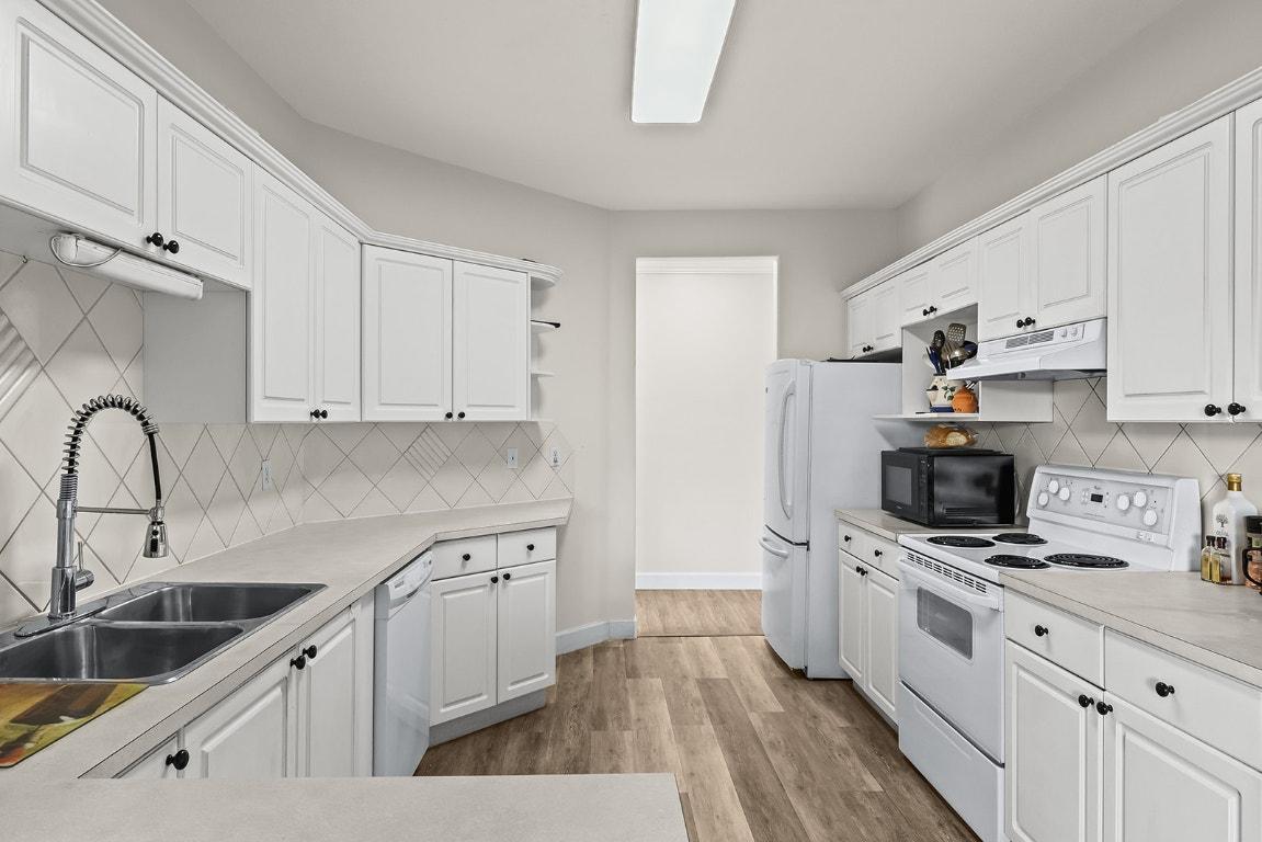 









1940


Richter

Street, 203,
Kelowna,




BC
V1Y 2N2

