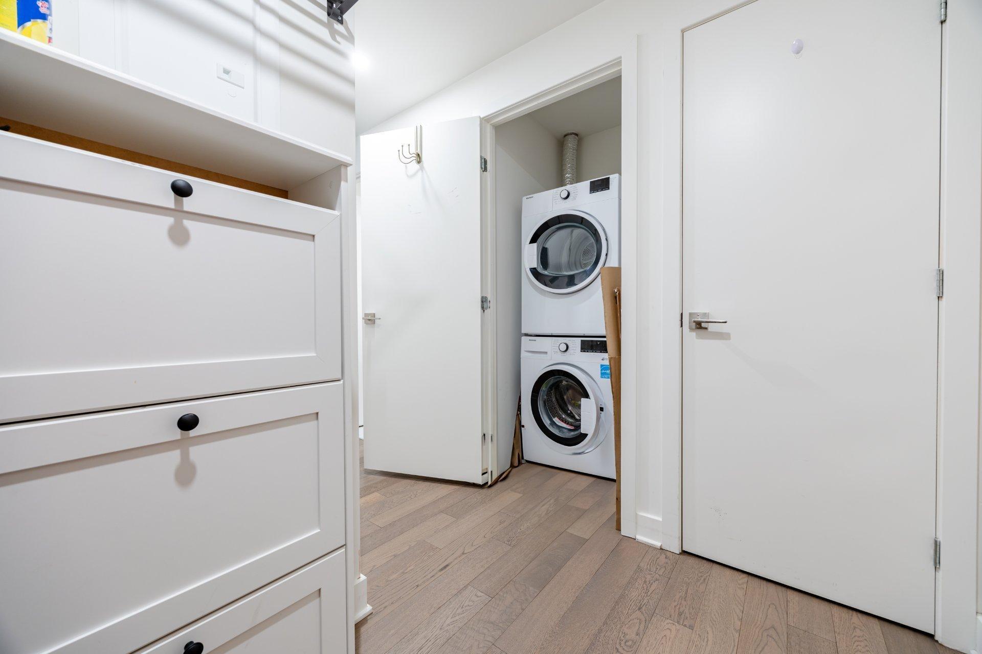 









628


Rue St-Jacques

, 1606,
Montréal (Ville-Marie),




QC
H3C0E1


