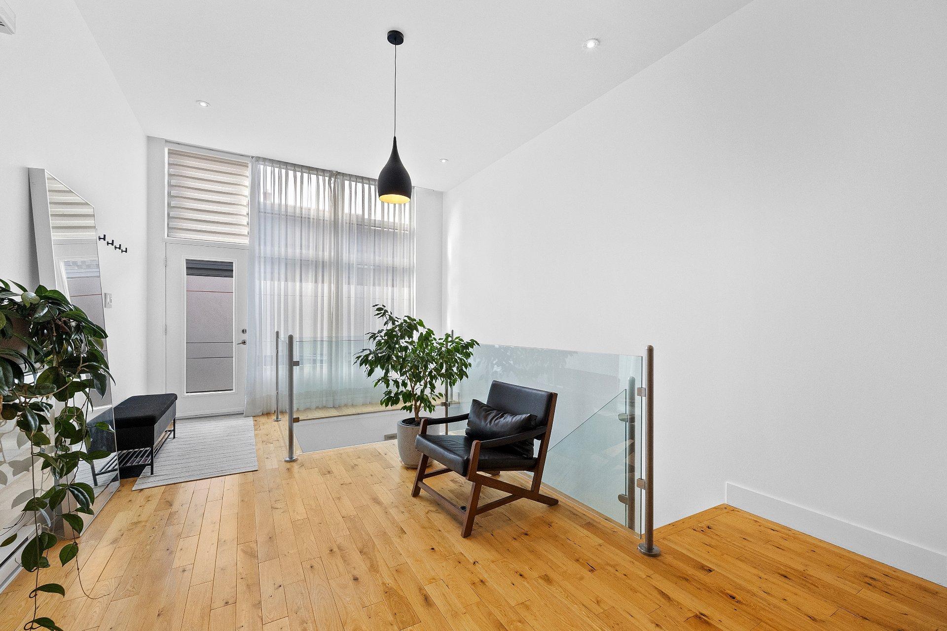 









1858


Rue Favard

,
Montréal (Le Sud-Ouest),




QC
H3K2H7

