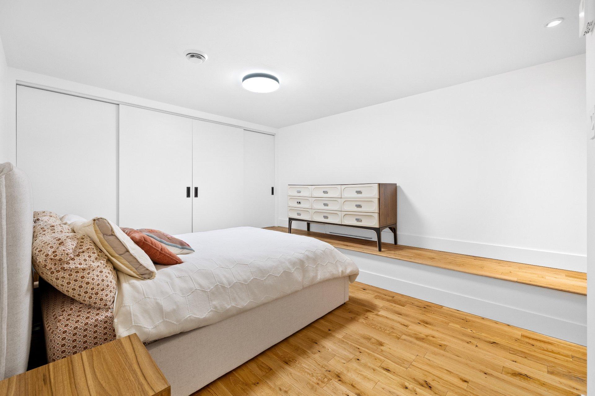 









1858


Rue Favard

,
Montréal (Le Sud-Ouest),




QC
H3K2H7

