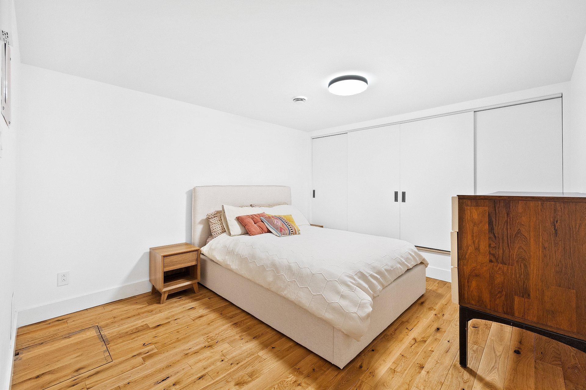 









1858


Rue Favard

,
Montréal (Le Sud-Ouest),




QC
H3K2H7

