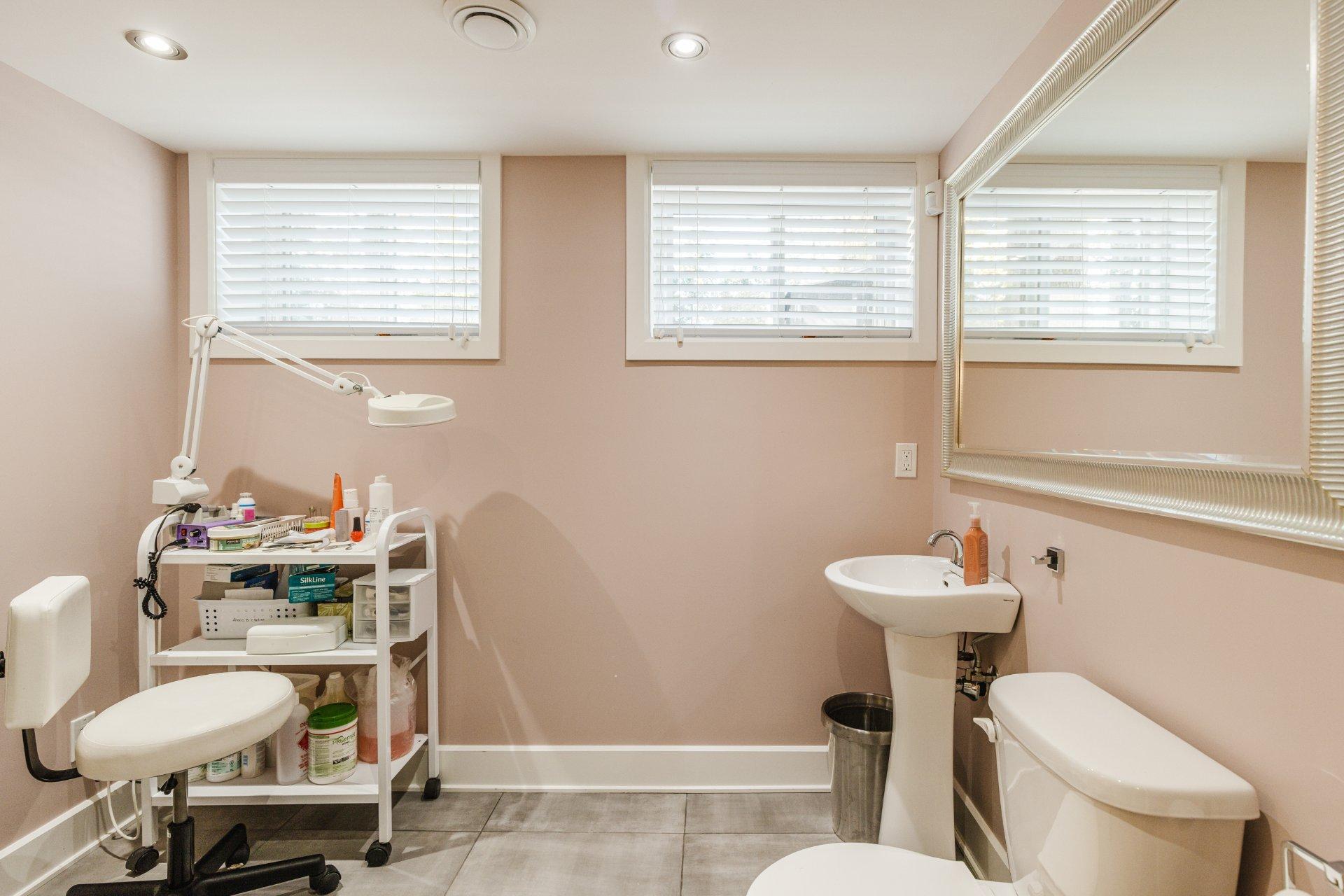 









2015


Rue Bellevue

,
Saint-Bruno-de-Montarville,




QC
J3V3X3

