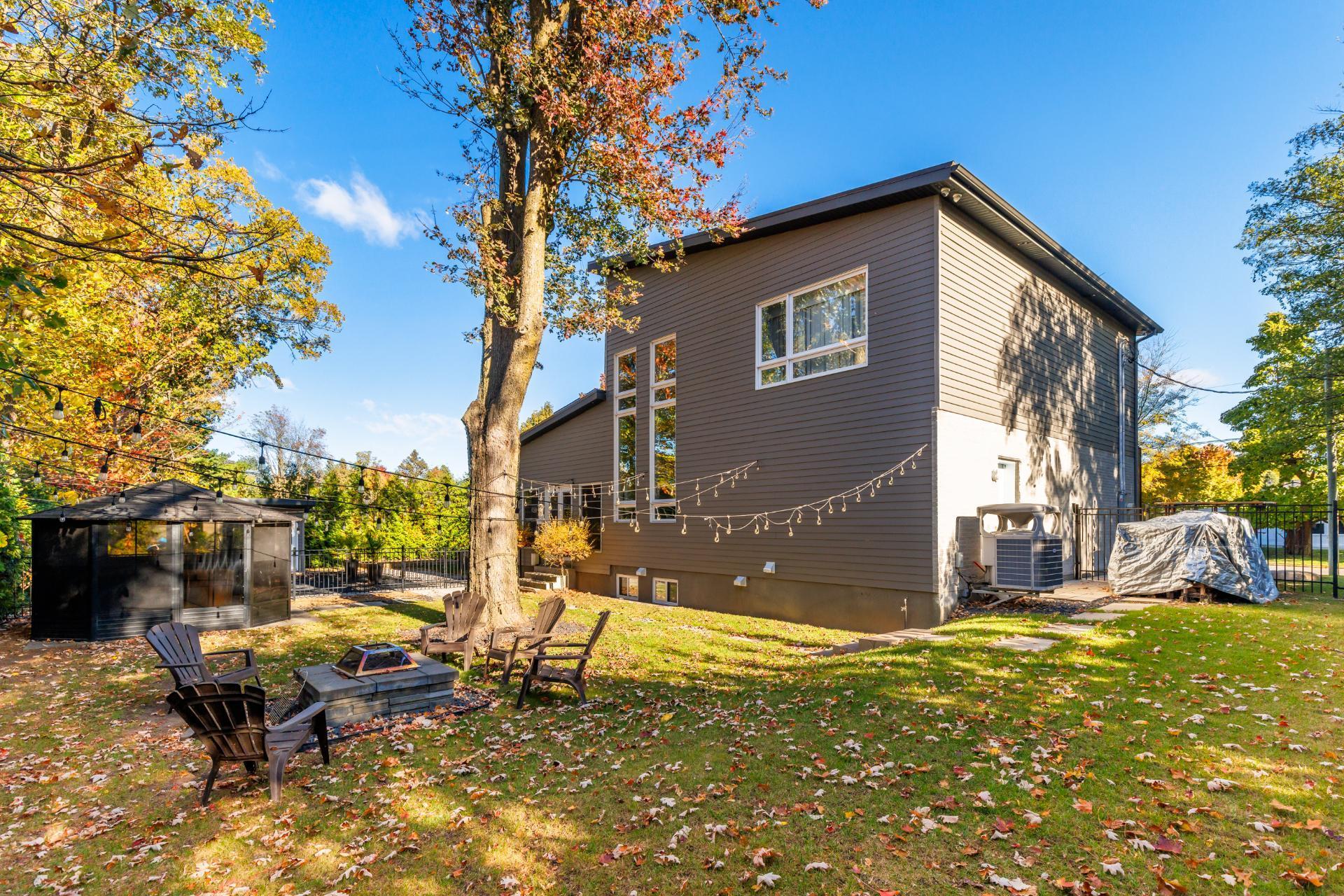 









2015


Rue Bellevue

,
Saint-Bruno-de-Montarville,




QC
J3V3X3

