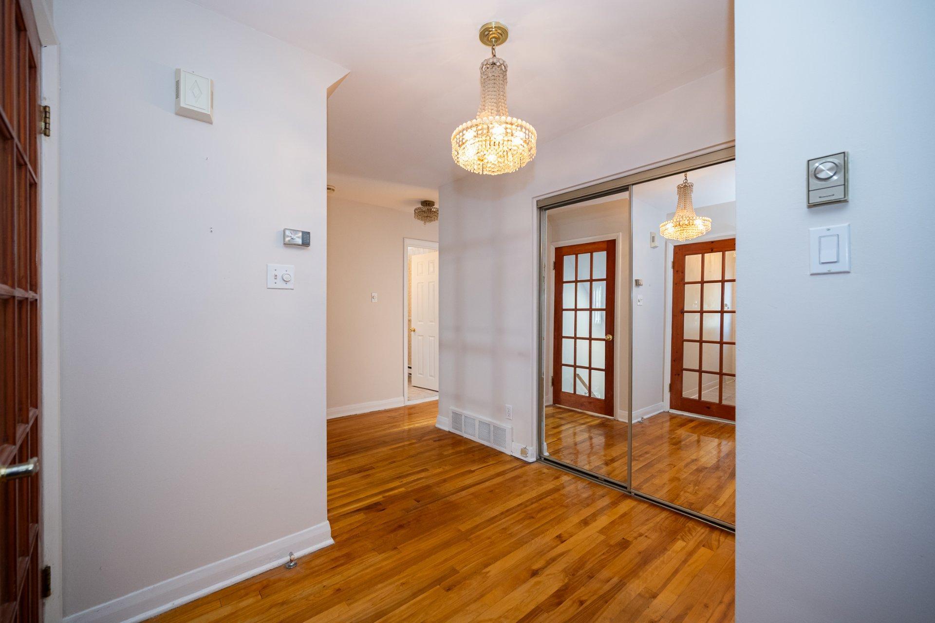









1046

 - 1048


Rue Mill Hill

,
Laval (Chomedey),




QC
H7W1P4

