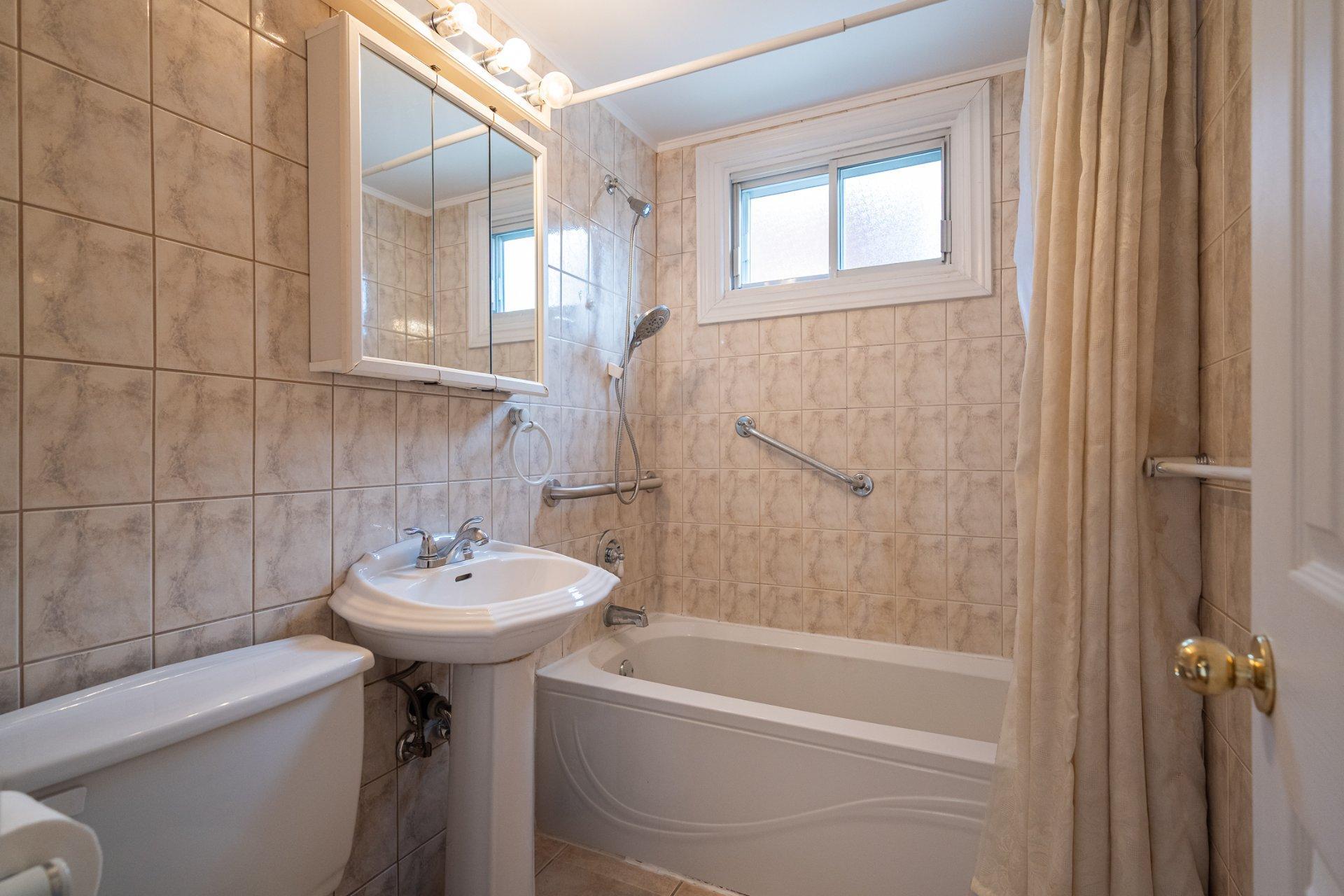 









1046

 - 1048


Rue Mill Hill

,
Laval (Chomedey),




QC
H7W1P4

