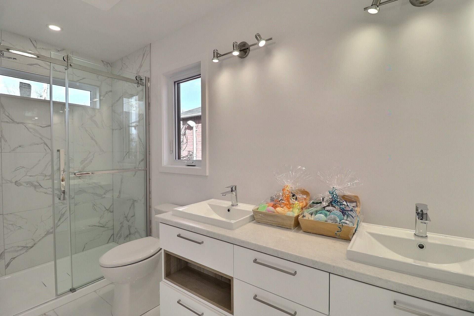 









12


Rue Derwin

,
Gatineau (Aylmer),




QC
J9H3A1

