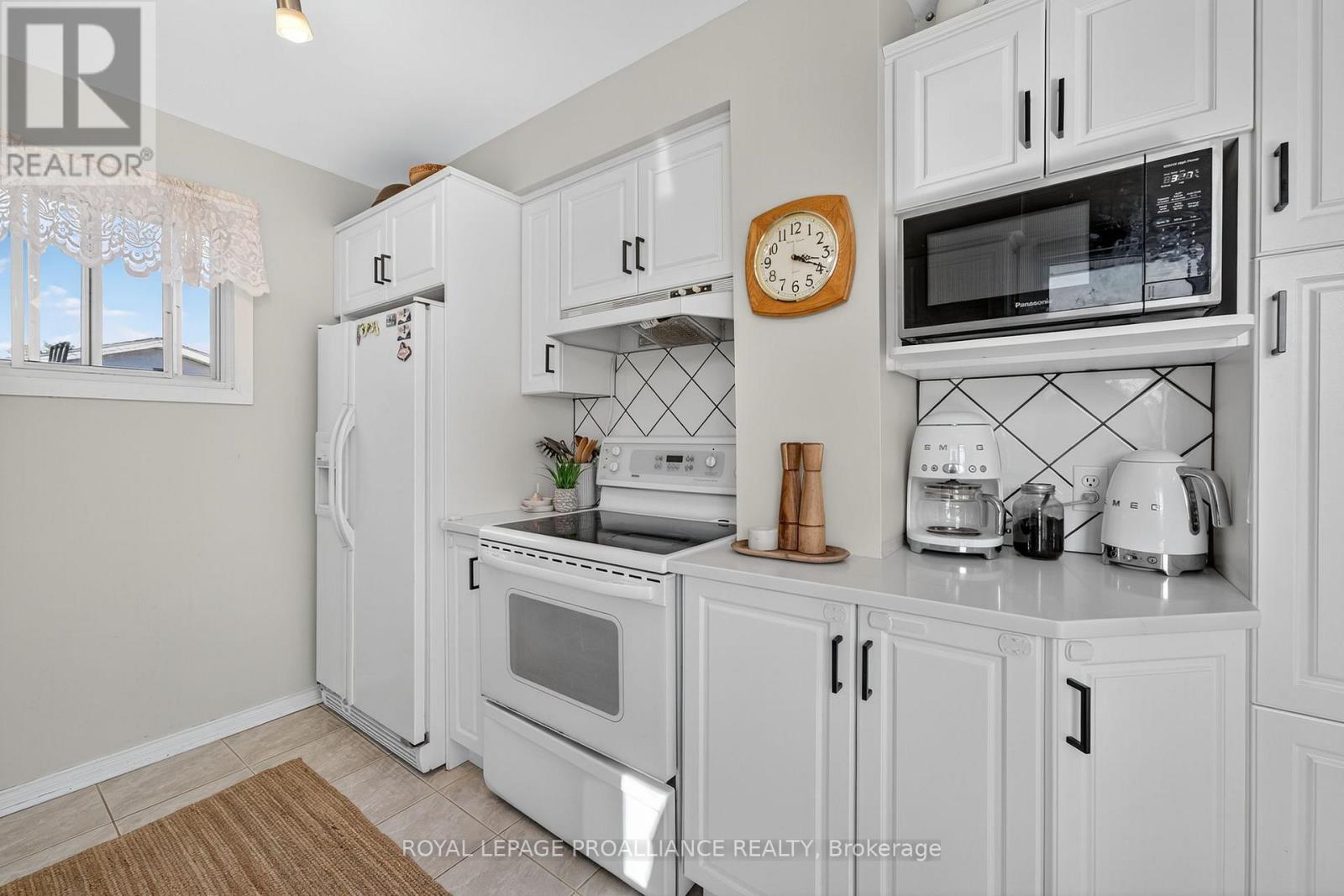 












14 CHESTERFIELD DRIVE

,
Loyalist (Amherstview),




Ontario
K7N1M2

