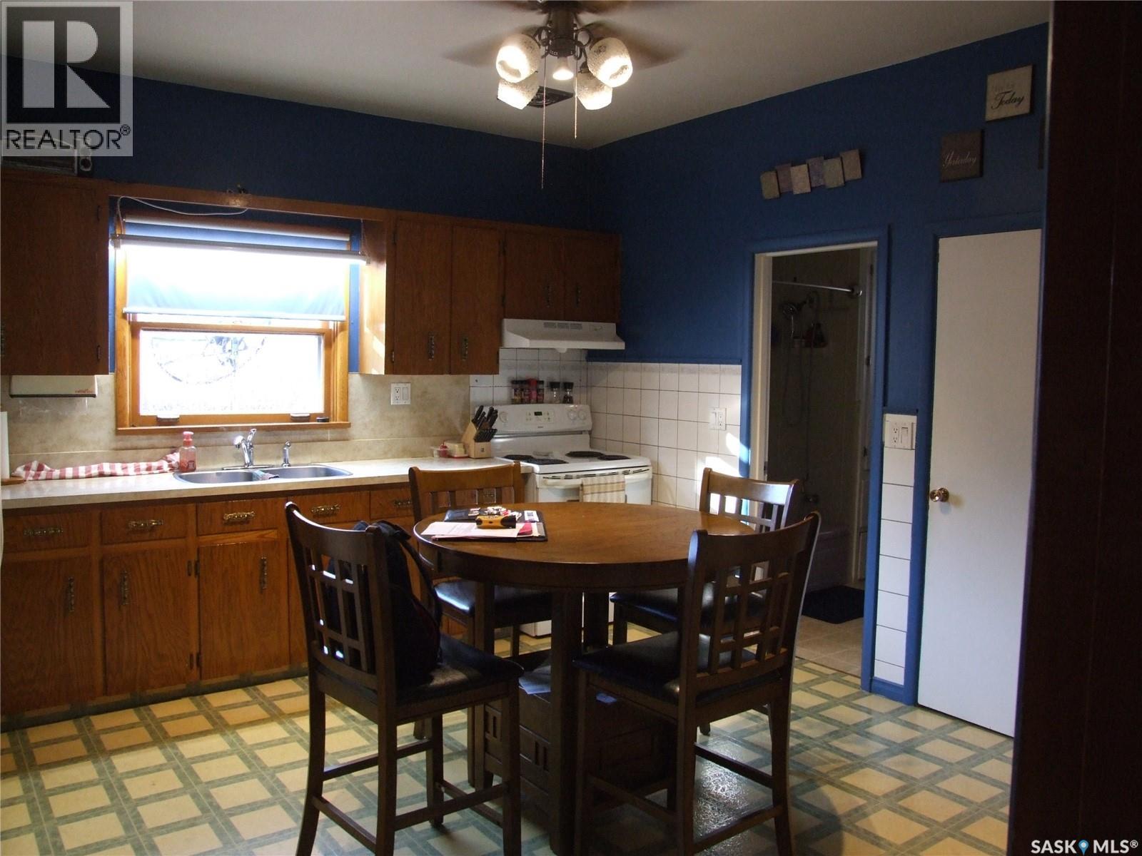 












206 1st STREET W

,
Leader,




Saskatchewan
S0N1H0

