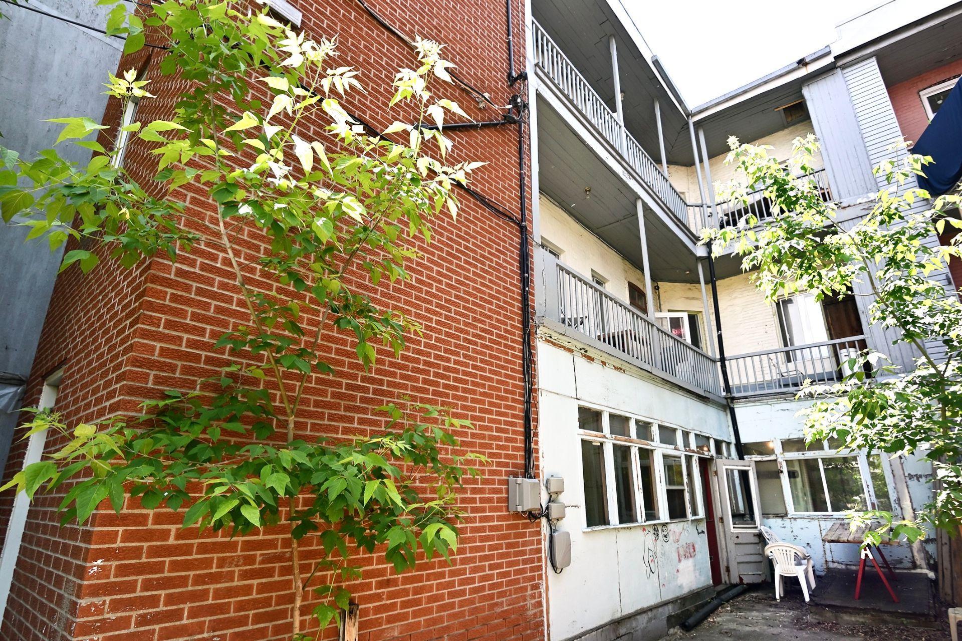 









3907

 - 3911


Rue Berri

,
Montréal (Le Plateau-Mont-Royal),




QC
H2L4H2

