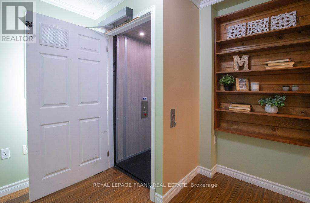 












324 TOWERHILL ROAD

,
Peterborough (Northcrest Ward 5),




Ontario
K9H7R7

