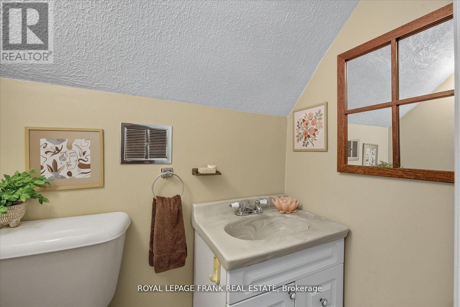 












71 LASALLE AVENUE

,
Oshawa (Central),




Ontario
L1H5Y3

